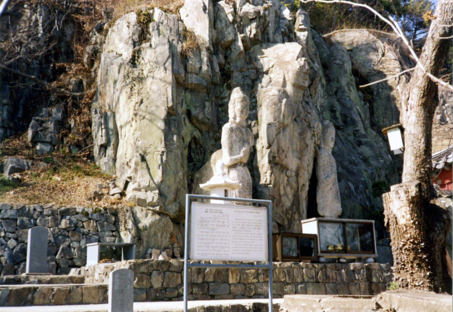 경주 서악동 마애여래삼존입상_3